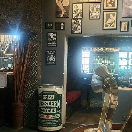44 On Ennis Guest Lodge And Restaurant - No Load Sheddding แอร์เมอโล ภายนอก รูปภาพ