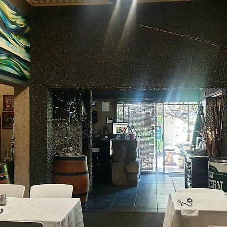 44 On Ennis Guest Lodge And Restaurant - No Load Sheddding แอร์เมอโล ภายนอก รูปภาพ
