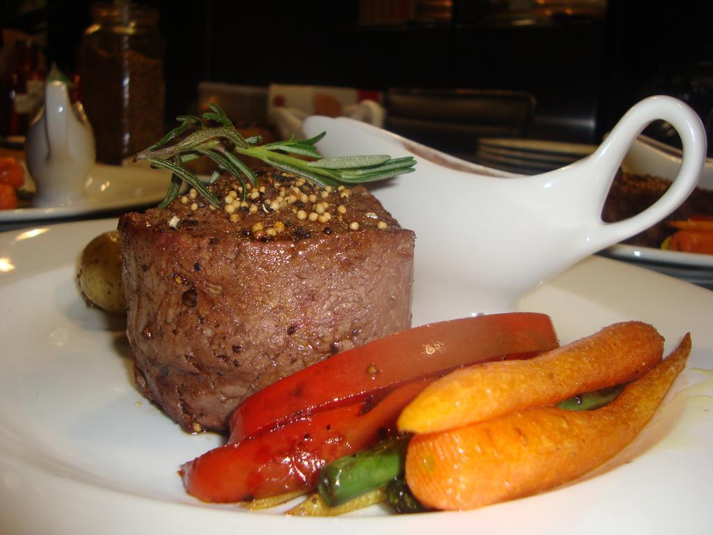 44 On Ennis Guest Lodge And Restaurant - No Load Sheddding แอร์เมอโล ภายนอก รูปภาพ