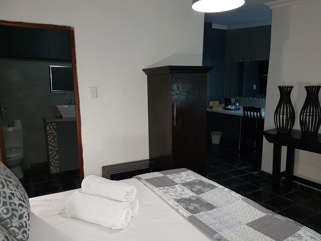 44 On Ennis Guest Lodge And Restaurant - No Load Sheddding แอร์เมอโล ภายนอก รูปภาพ
