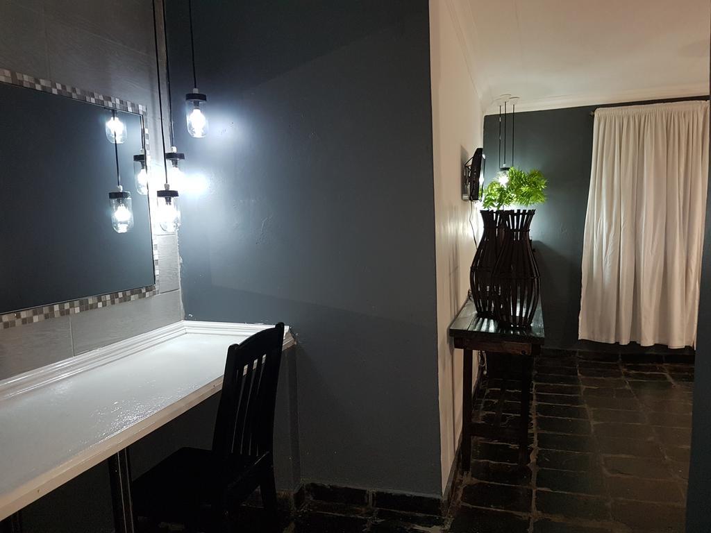 44 On Ennis Guest Lodge And Restaurant - No Load Sheddding แอร์เมอโล ภายนอก รูปภาพ